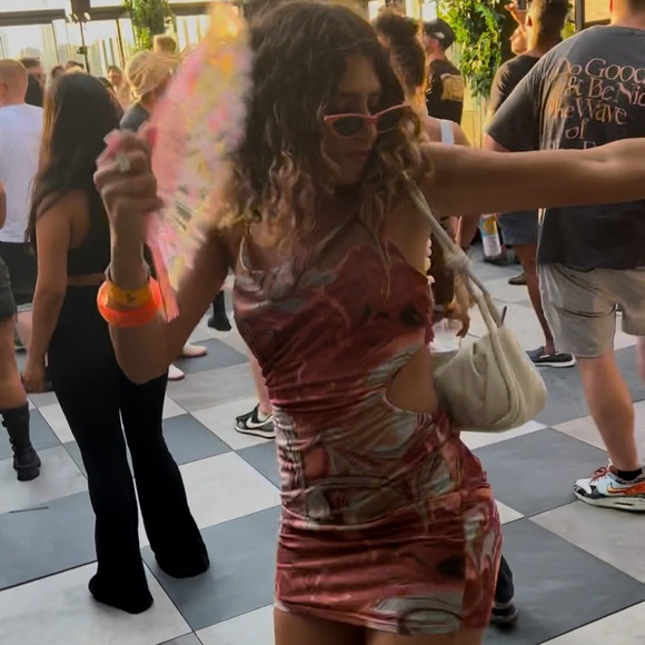 Cute swirl dress with with cutout detail.I got MANY compliments on this dress 🤎 - Picture 3 of 4